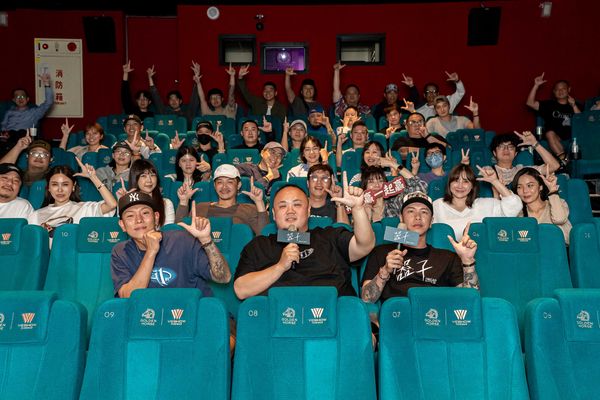 ▲瘦子(左起)觀賞《器子》力挺大淵、小春。(圖/華映娛樂提供)