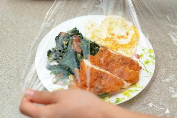 營養師蔡正亮提醒購買保鮮膜時要謹慎挑選材質。(示意圖,photoAC)