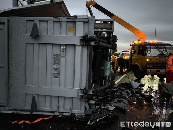 ▲▼ 國1員林段發生連環撞車禍。(圖/記者唐詠絮翻攝,下同)