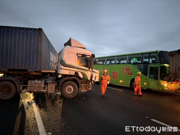▲▼ 國1員林段發生連環撞車禍。(圖/記者唐詠絮翻攝,下同)