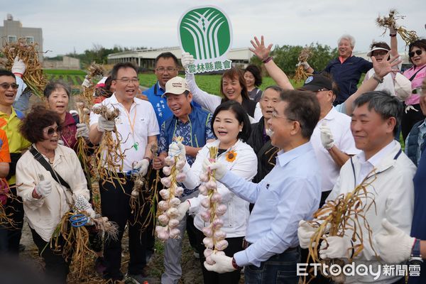▲雲林縣農會舉辦「食物日 x 四健農事服務團,一起蒜蒜看」活動,親子體驗蒜頭採收、品嚐美食。(圖/記者游瓊華翻攝)
