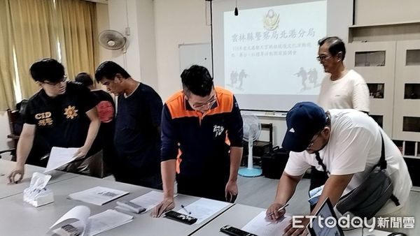 ▲北港警分局邀集登陸申請各炮場、陣頭負責人進行宣導及約制。(圖/記者游瓊華翻攝)
