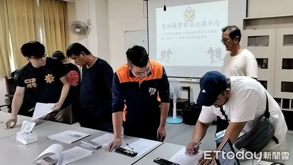 ▲北港警分局邀集登陸申請各炮場、陣頭負責人進行宣導及約制。(圖/記者游瓊華翻攝)