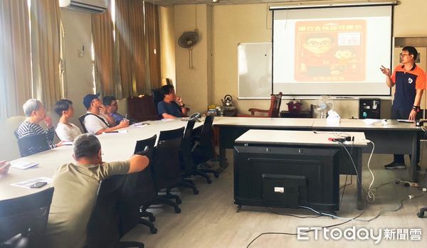 ▲北港警分局邀集登陸申請各炮場、陣頭負責人進行宣導及約制。(圖/記者游瓊華翻攝)