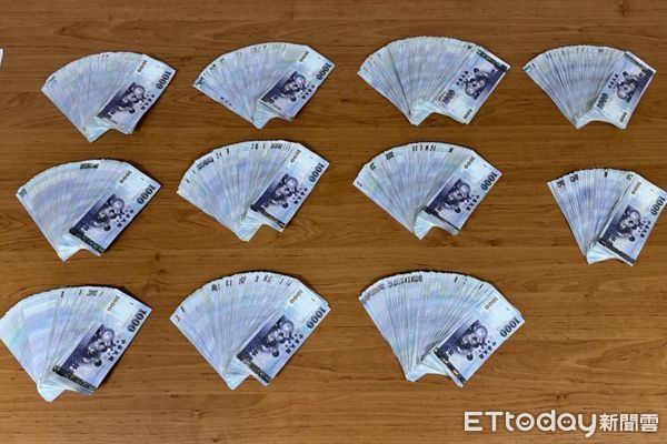 ▲大安警方逮捕詐團水房出金人員詹男、查扣100萬元贓款。(圖/記者張君豪翻攝)