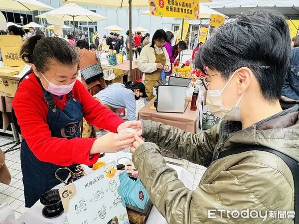 ▲勞動部勞動力發展署雲嘉南分署13日邀集庇護工場、多元微創商家,在南紡購物中心戶外廣場舉辦市集活動,慢飛天使們在攤位前努力叫賣,展現滿滿自信,吸引許多民眾熱情參與。(圖/記者林東良翻攝,下同)