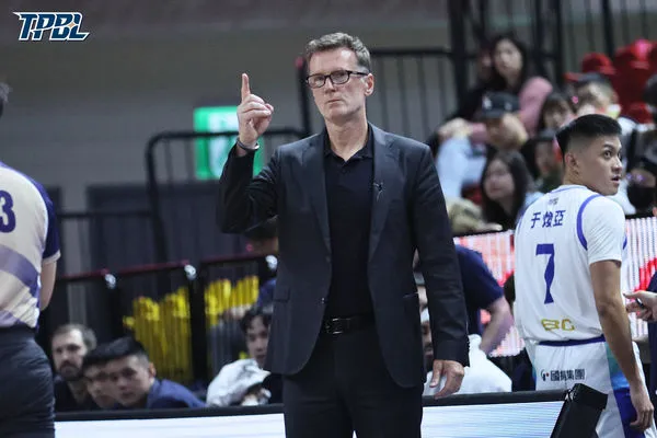 ▲海神邱子軒、胡瓏貿、費雪,戰神莫爾曼、許皓程。(圖/TPBL職籃提供)