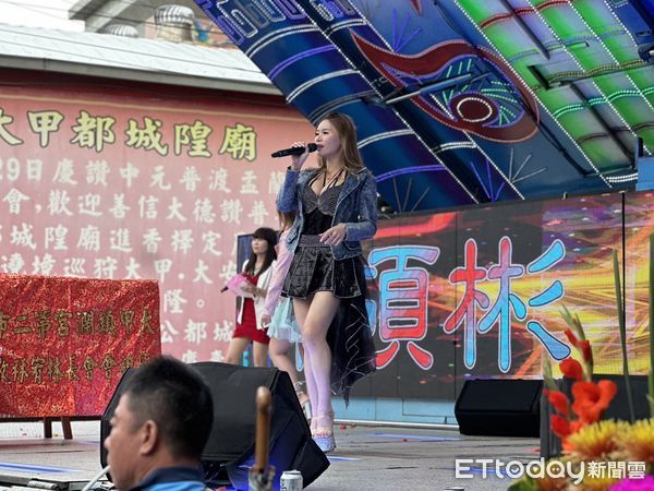 ▲▼大甲媽回鑾鋼管妹。(圖/記者許權毅攝)