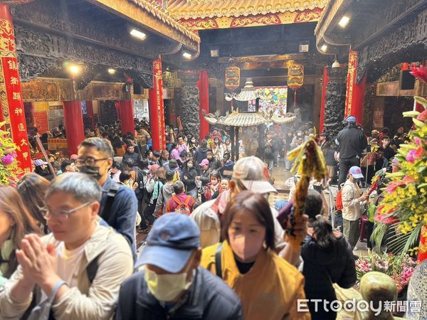 ▲▼大甲媽回鑾鋼管妹。(圖/記者許權毅攝)