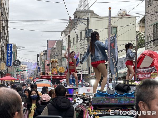 ▲▼大甲媽回鑾鋼管妹。(圖/記者許權毅攝)