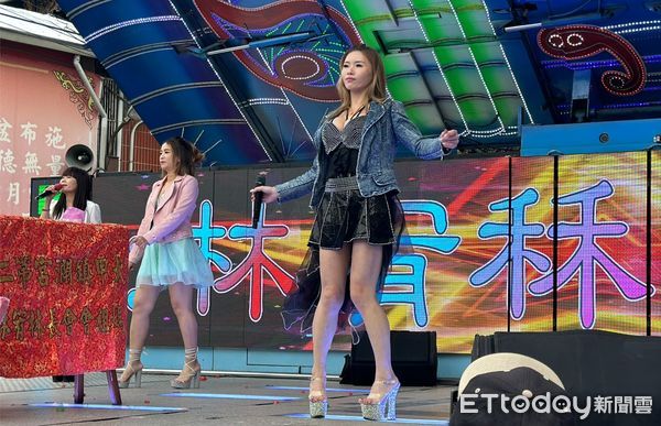 ▲▼大甲媽回鑾鋼管妹。(圖/記者許權毅攝)