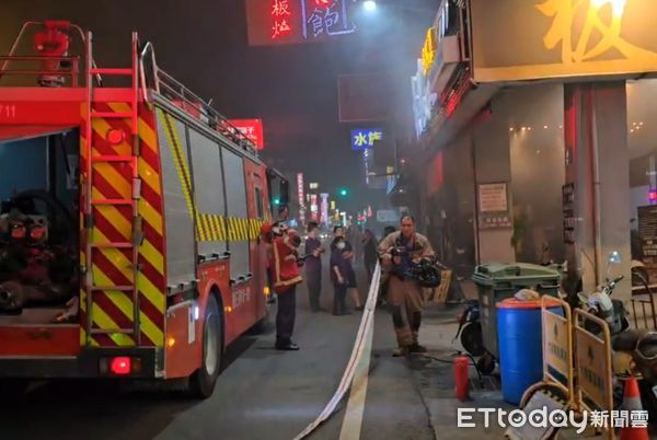 ▲台南市北區文賢路1家牛排店,4月13日晚上發生抽風機起火,消防人員迅速撲滅火勢,隔鄰鐵板燒店PO文向消費者報平安,並感謝消防人員迅速滅火。