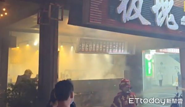 ▲台南市北區文賢路1家牛排店,4月13日晚上發生抽風機起火,消防人員迅速撲滅火勢,隔鄰鐵板燒店PO文向消費者報平安,並感謝消防人員迅速滅火。