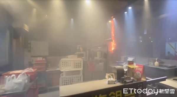 ▲台南市北區文賢路1家牛排店,4月13日晚上發生抽風機起火,消防人員迅速撲滅火勢,隔鄰鐵板燒店PO文向消費者報平安,並感謝消防人員迅速滅火。
