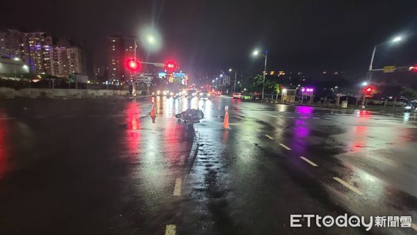 ▲▼高雄機車路上鬼切遭擊落。(圖/翻攝社會事新聞影音)