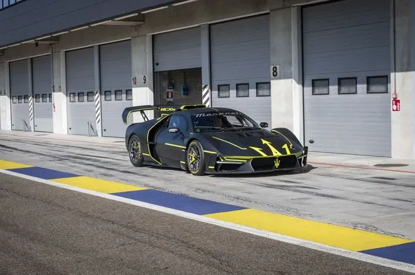 特別選在 Maserati 總部所在地義大利蒙地拿(Modena)進行交付,完美呼應 MCXtrema「 The Beast of Modena 」的純正義式血統