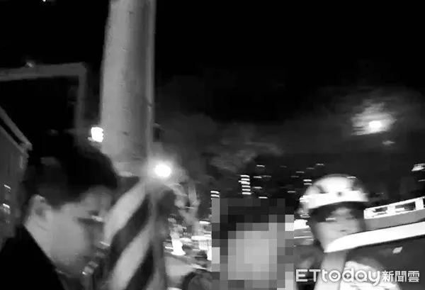 ▲員警上前盤查違停車輛。(圖/桃園警分局提供)