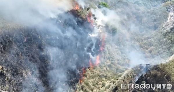 ▲▼ 小油坑火燒山空拍畫面曝光 。(圖/山友陳先生提供)