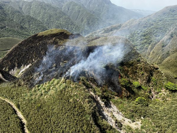 ▲▼陽明山狂燒5小時!空勤總隊直升機「背後扛4困難」掛5噸水袋救火。(圖/翻攝自臉書/空勤總隊)