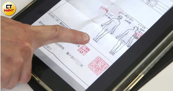 華華家長在案發後帶孩子驗傷,現已依法提出告訴,社會局調查則認定保母對小孩有不當對待。(圖/趙世勳攝)