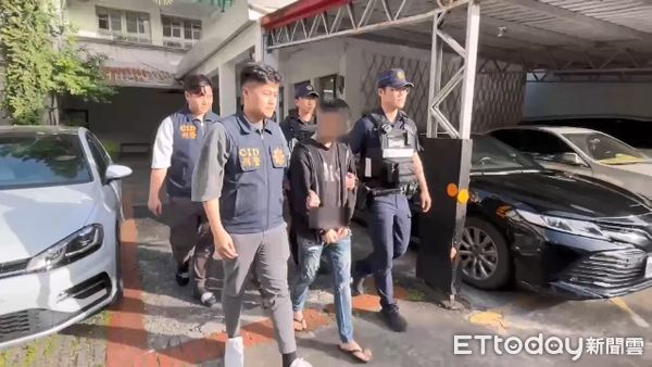 ▲▼載毒品闖紅燈拒攔查,警方破車窗後,黃姓及何姓被逮送辦。(圖/記者游芳男翻攝,下同)