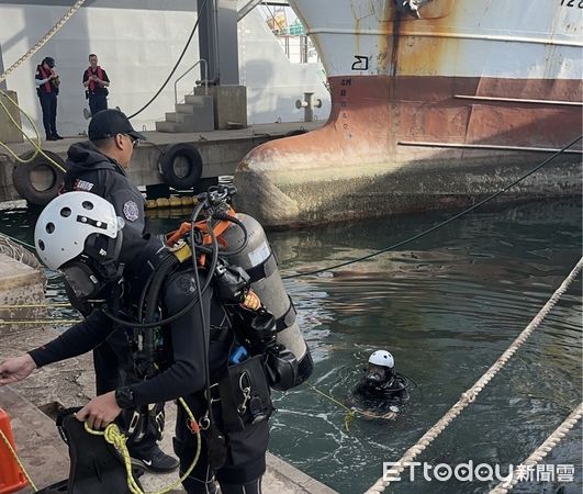 ▲▼高雄港驚傳漁工落海失聯 消防出動搜救!他自行游上岸。(圖/記者賴文萱翻攝)