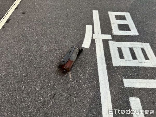 ▲▼2名張姓機車騎士撞在一起,造成身上多處擦挫傷,警方要調查機車排氣管的車主 。(圖/記者陳以昇翻攝)