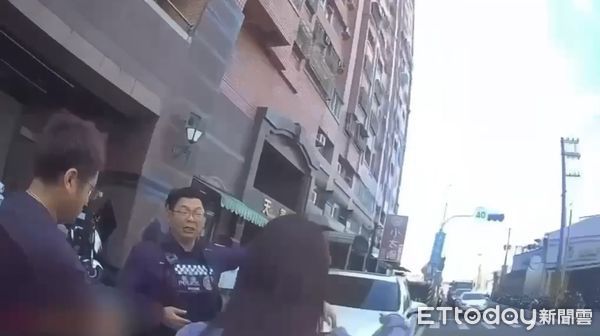 ▲▼蛋從天降!高雄女開車遭襲「愛車全蛋液」 氣炸報警追兇手。(圖/記者賴文萱翻攝)