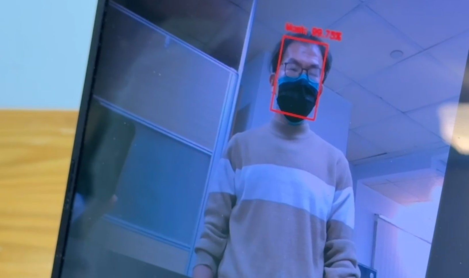 ▲台南市長黃偉哲宣布台南市將率先全國推動ATM提款「口罩」警示系統,民眾如戴口罩、安全帽提款,系統會提出警示,這對政府打詐或嚇阻車手有一定幫助。(圖/記者林東良翻攝,下同)