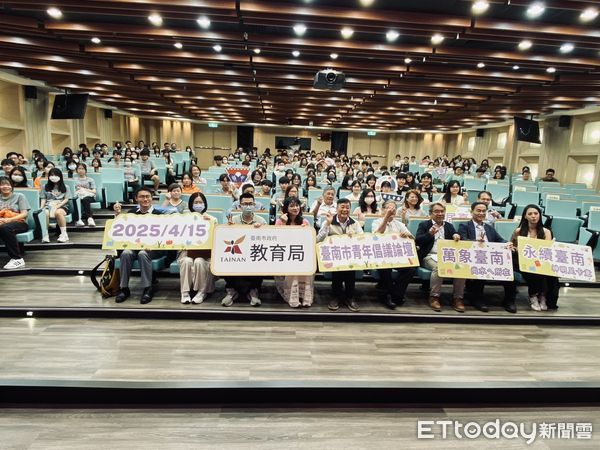 ▲2025第3屆青年倡議論壇15日在成大迅慧講堂展開決選,參賽學生經過7個月的培訓及蒐集資料,有9隊通過初選,目的是引導學生參與公共政策,關心社區環境並提出方案,讓市府各部門做為施政參考。(圖/記者林東良翻攝,下同)