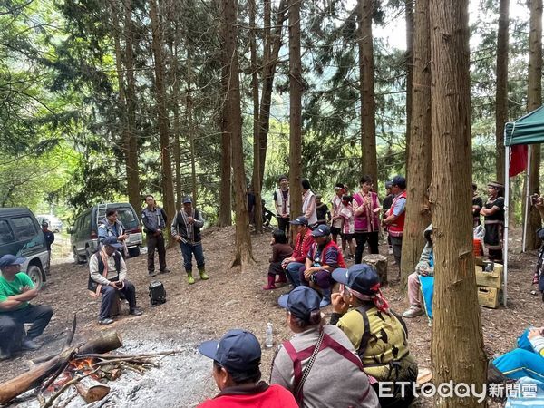 ▲拉芙嵐文教推廣協會理事長尤哈尼.諾阿南致詞表示,希望未來世代都能記得布農族祖先們過往生活的場域,讓山林與祖先的足跡繼續傳承下去。(圖/林業保育署南投分署提供)