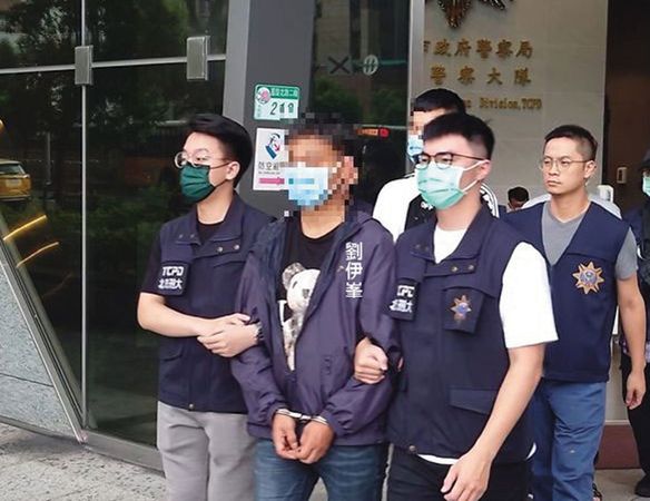 去年警方伺機埋伏,成功將試圖「三度誆騙」被害人的劉伊峯,當場依現行犯逮捕歸案。(翻攝畫面)