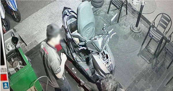 機車行店長開價200元幫開鎖還被客人留負評。(圖/翻攝自臉書/爆料公社二社)