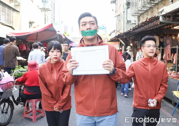 ▲賴苡任嘴貼綠膠帶出席罷免吳思瑤掃街。(圖/記者林敬旻攝)