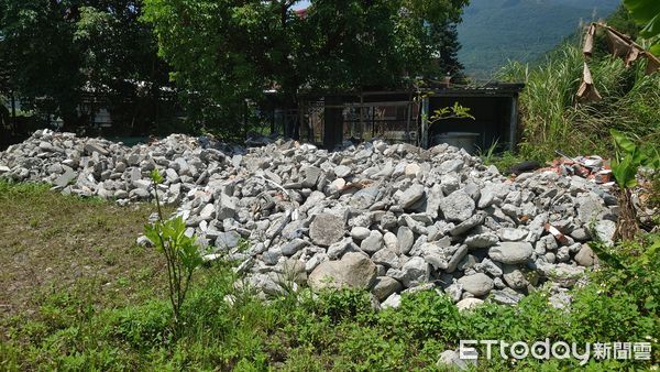 ▲▼花蓮近年查獲非法棄置以裝潢修繕拆除後之事業廢棄物居多,造成土地遭破壞影響生態環境。(圖/花蓮縣政府提供,下同)