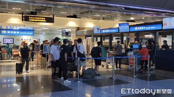 ▲▼馬公機場因軍機事故造成班機延誤,現場民眾只能在場等候 。(圖/記者陳洋翻攝)