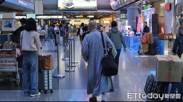 ▲▼馬公機場因軍機事故造成班機延誤,現場民眾只能在場等候 。(圖/記者陳洋翻攝)