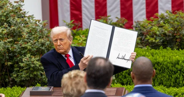 美國總統川普4月2日在白宮前展示簽署的「對等關稅」行政令,引爆全球股市股災。(圖/新華社)