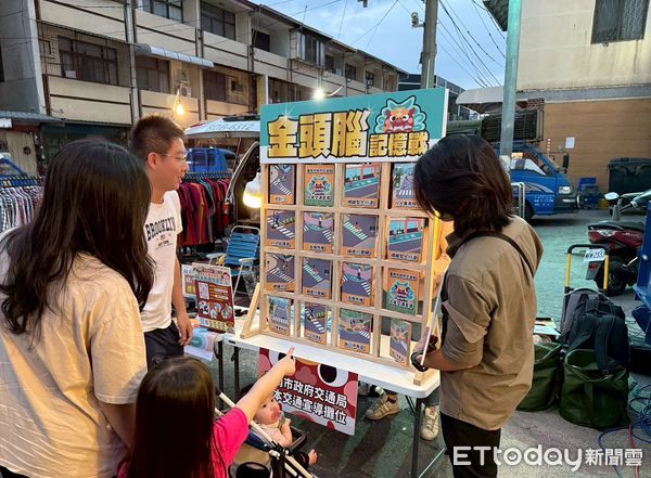 ▲台南市交通局自16日起推出全新系列「府城夜市踅透透交通觀念記牢牢」,攜手台南市市場處深入各大夜市巡迴,讓民眾在享受逛夜市樂趣的同時,也能輕鬆學習正確的用路觀念與交通安全知識。(圖/記者林東良翻攝,下同)