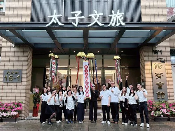 玲廊滿藝藝術家阿力(余思瑩)攜手太子建設,於修齊館隆重推出《力耀臺灣》開幕藝術展(圖/玲廊滿藝提供)