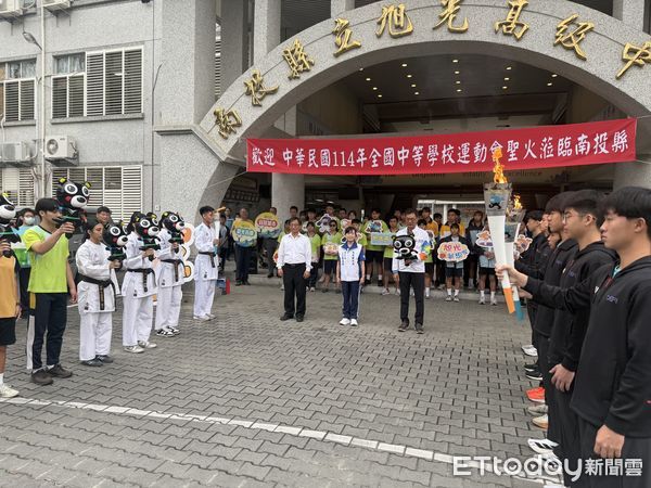 ▲114年全中運聖火傳遞抵達南投,旭光高中熱情迎接薪火相傳。(圖/南投縣政府提供)