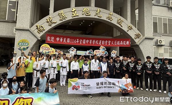 ▲114年全中運聖火傳遞抵達南投,旭光高中熱情迎接薪火相傳。(圖/南投縣政府提供)