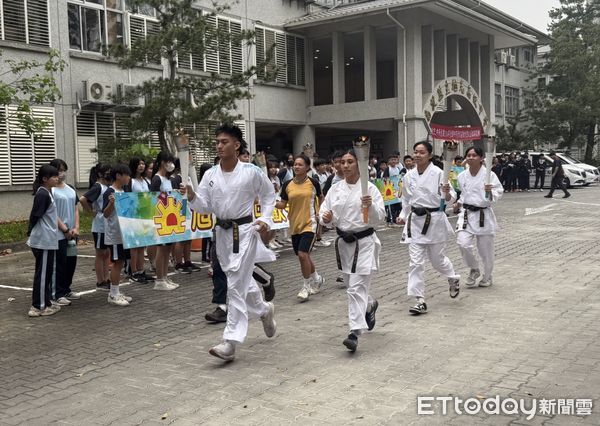 ▲114年全中運聖火傳遞抵達南投,旭光高中熱情迎接薪火相傳。(圖/南投縣政府提供,下同)