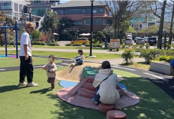 娛樂報報/許孟哲「蹲下育兒」當慈父 趙孟姿陪玩不怕曬