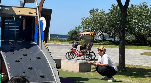 娛樂報報/許孟哲「蹲下育兒」當慈父 趙孟姿陪玩不怕曬