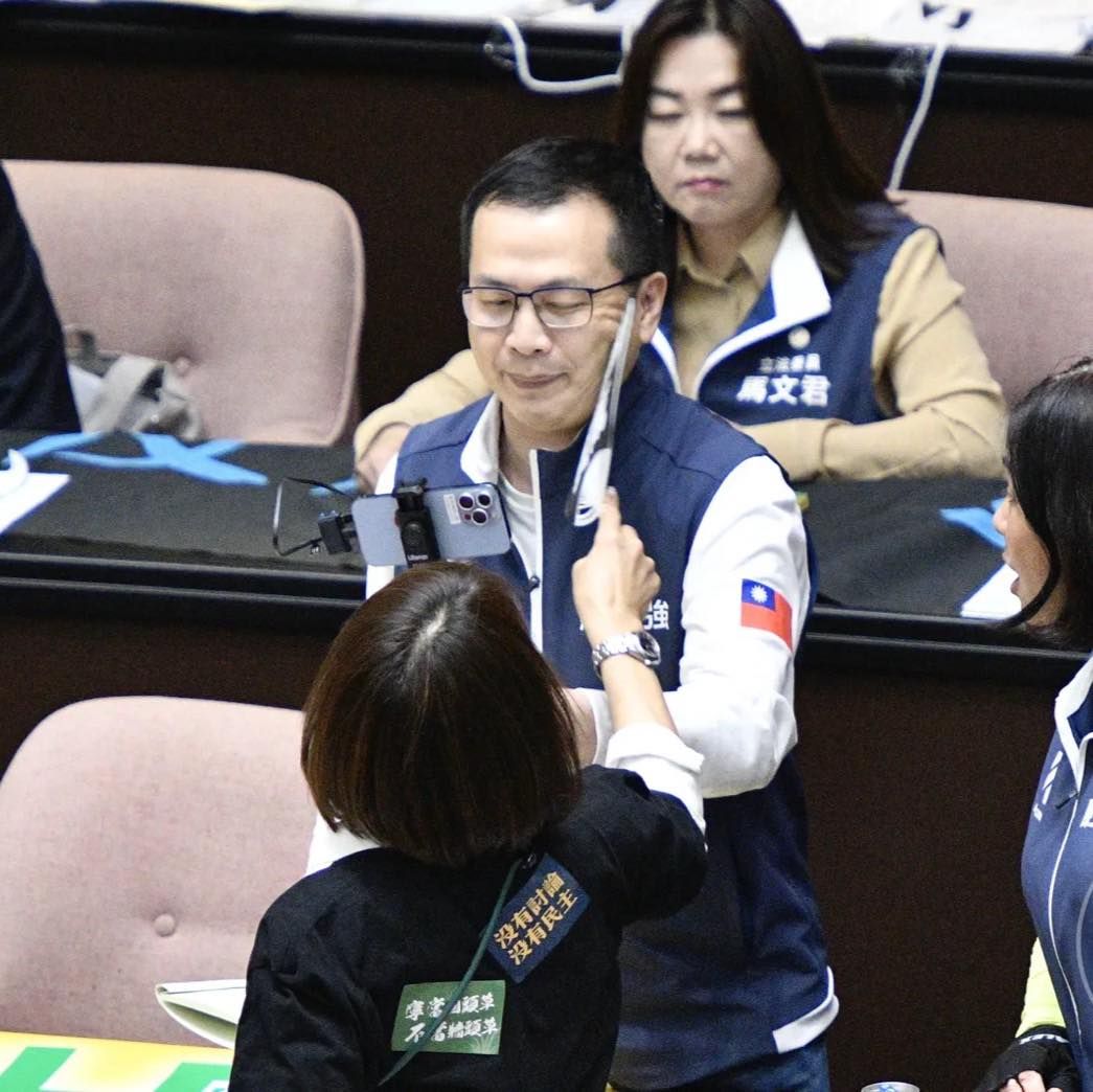 ▲▼  羅智強遭邱議瑩用扇子賞巴掌   。(圖/國民黨立委羅智強提供)