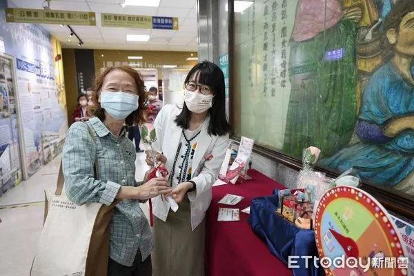 ▲台南新樓醫院血友病暨特殊血液病照護中心也回應此一國際活動,舉辦衛教與公益義賣,邀請民眾一同認識血友病、支援病友。(圖/記者林東良翻攝,下同)