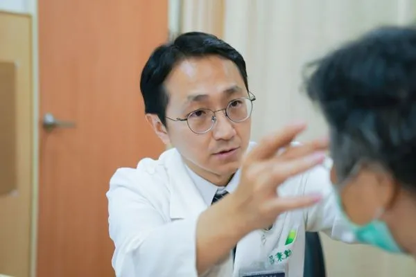 ▲▼呂秉勳醫師看診示意照。(圖/台北慈濟提供)