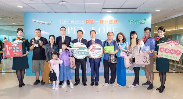 ▲長榮航桃園-神戶首航活動,圖右七為長榮航空發言人陳耀銘。(圖/長榮航提供)