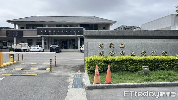 ▲苗栗縣蔡姓家暴男涉嫌持刀挾持女友遭警方擊斃案,檢察官下午相驗,家屬低調未回應媒體追問。(圖/記者楊永盛翻攝)